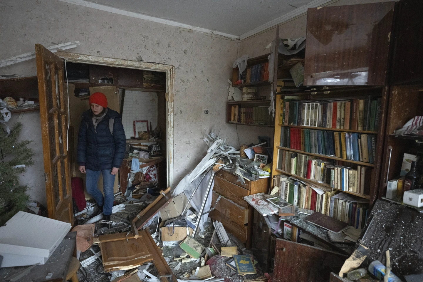 Дарина, онука викладача Києво-Могилянської академії Людмили Шевцової, яка загинула під час російського ракетного обстрілу у вівторок, дивиться на уламки квартири своєї бабусі в Києві, Україна, середа, 3 січня 2024 року